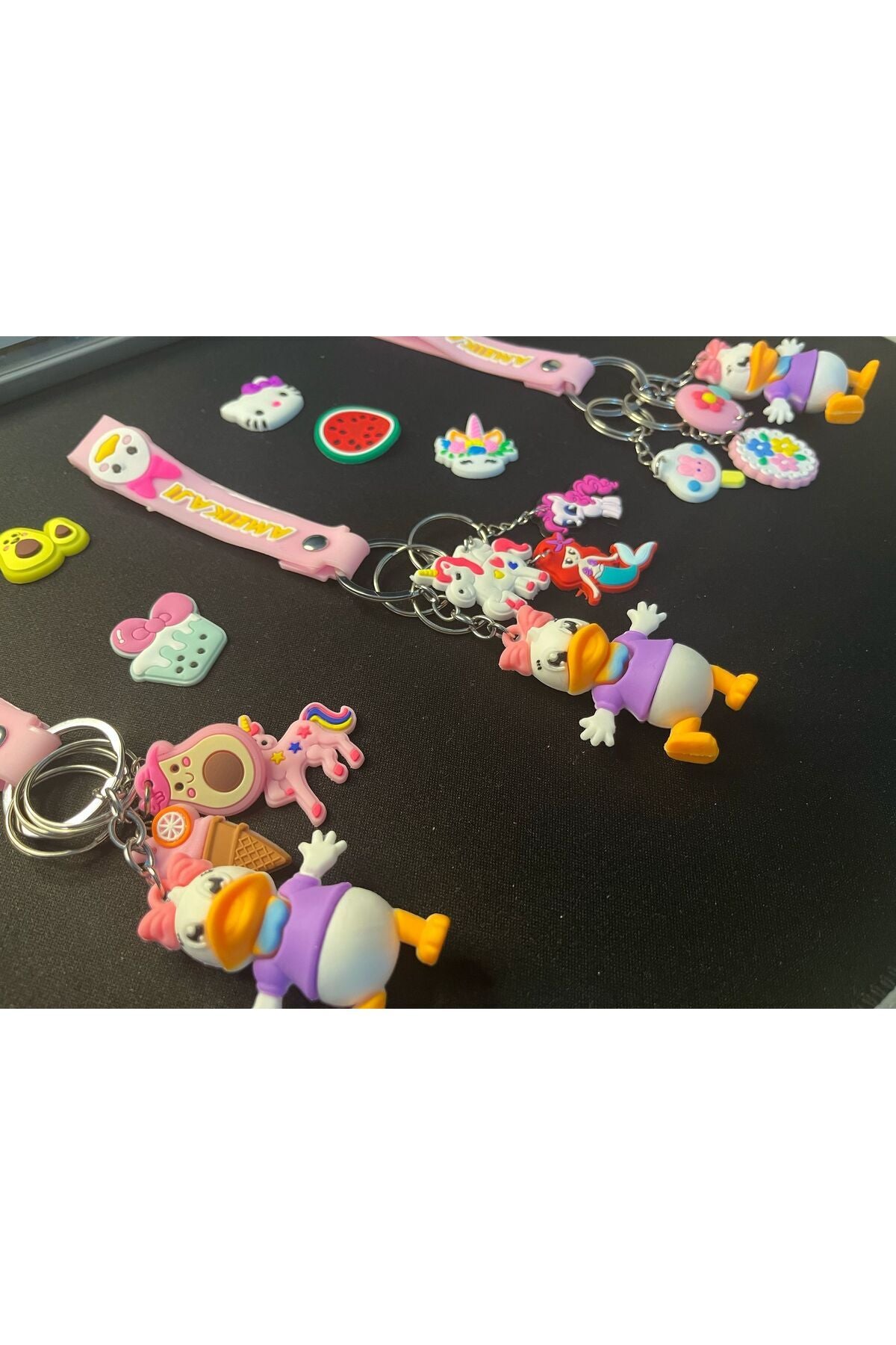 Daisy Duck 3D Renkli Anahtarlık Charm Set 1 Adet 3D + 3 Adet Mini Anahtarlıkla Gelir