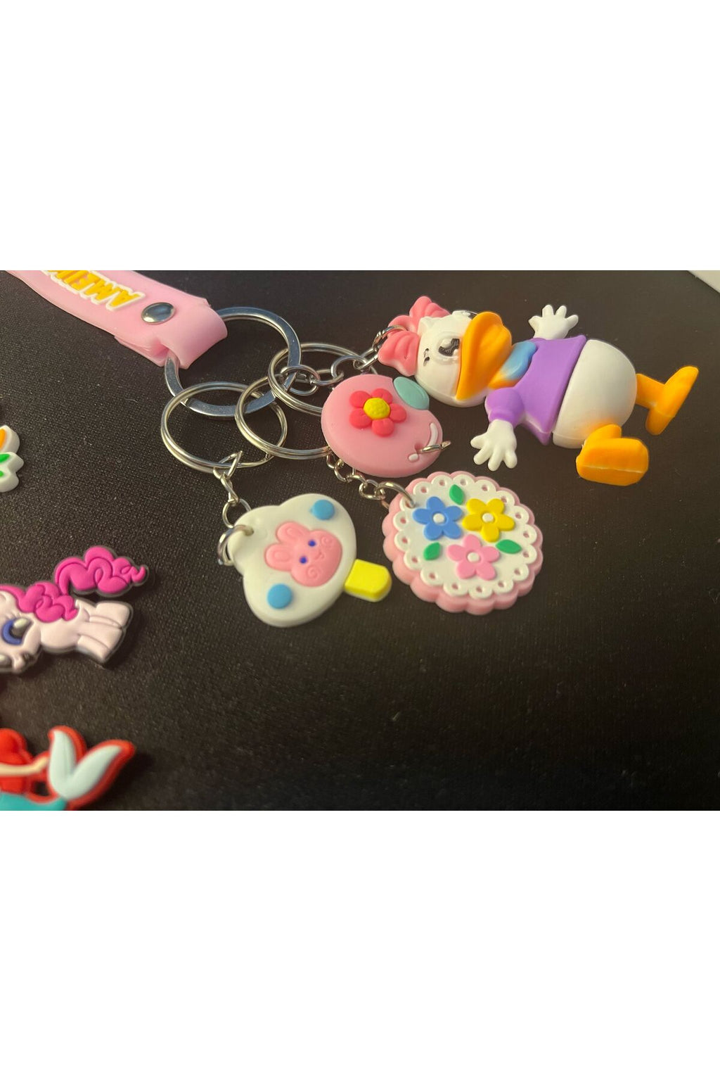 Daisy Duck 3D Renkli Anahtarlık Charm Set 1 Adet 3D + 3 Adet Mini Anahtarlıkla Gelir - 7