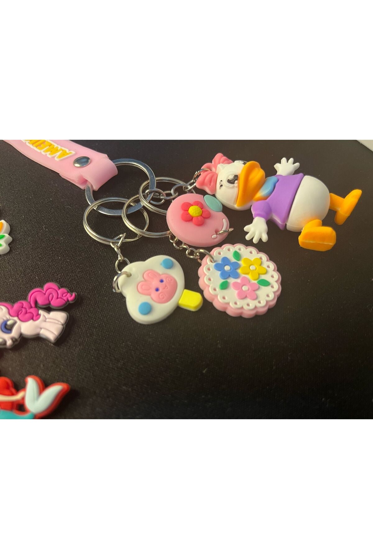 Daisy Duck 3D Renkli Anahtarlık Charm Set 1 Adet 3D + 3 Adet Mini Anahtarlıkla Gelir - 7