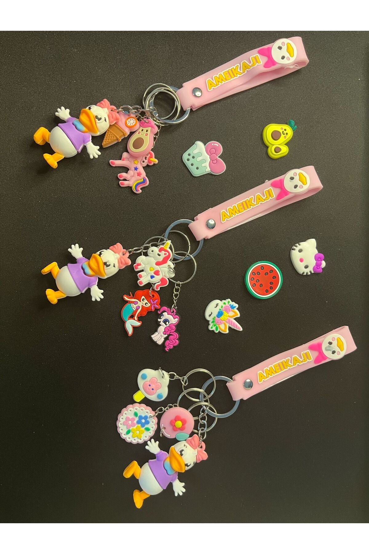 Daisy Duck 3D Renkli Anahtarlık Charm Set 1 Adet 3D + 3 Adet Mini Anahtarlıkla Gelir - 3